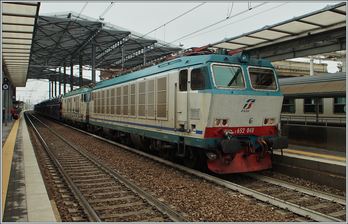 Zwei FS 652 mit einem Güterzug in Parma.
20. Sept. 2014