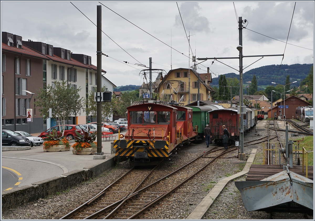 Zwei GFN Te 4/4 warten mit ihrem Zug in Blonay auf die Abfahrt nach Chaulin. 

17. Sept. 2016
