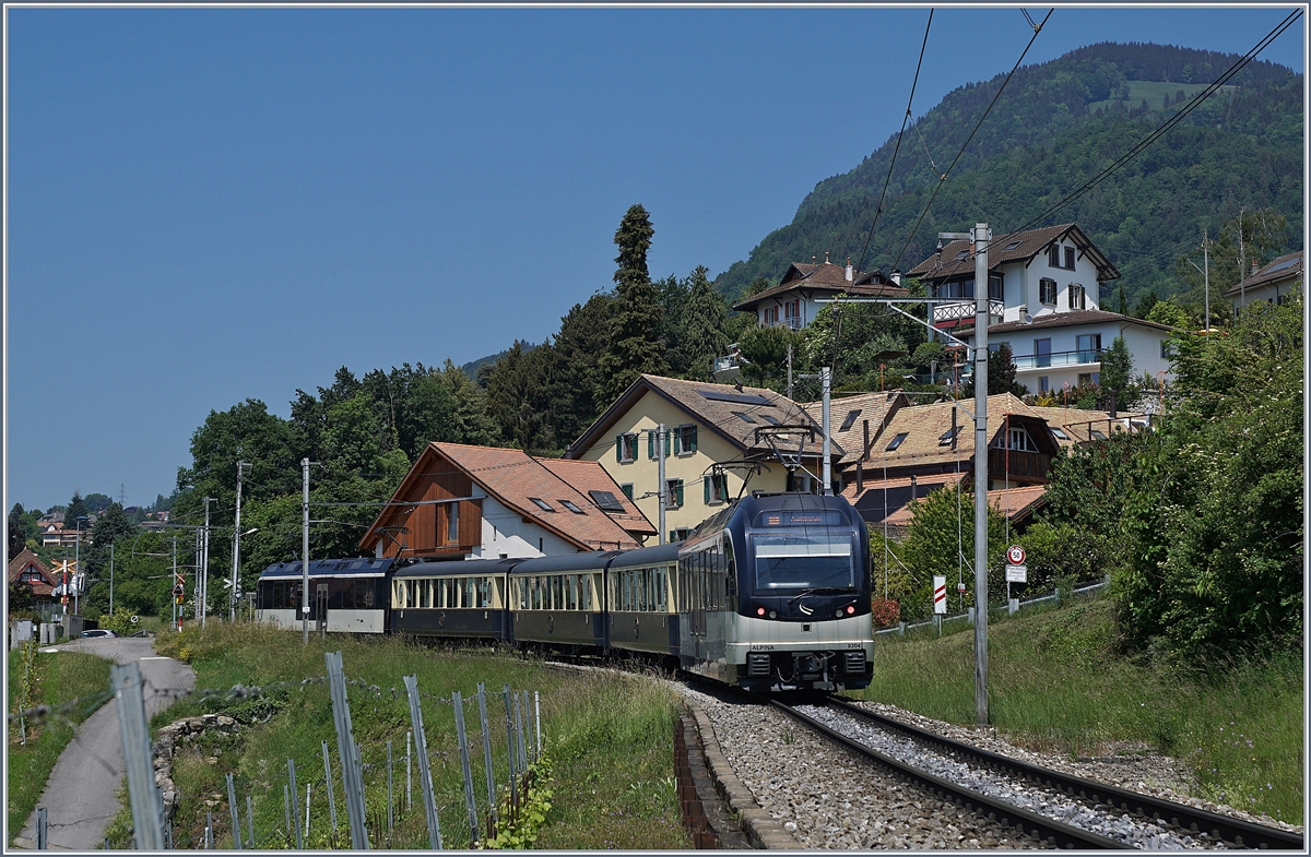 Zwei MOB  Alpina  ABe 4/4 - Be 4/4 (Serie 9000) sind mit ihrem MOB GoldPass Belle Epoque Zug von Montreux nach Zweisimmen bei Planchamp unterwegs.

18. Mai 2020