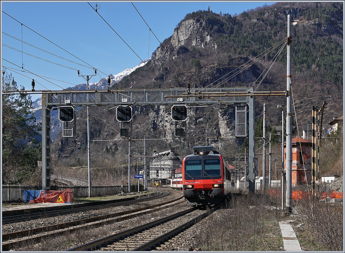 Zwei SBB Domino Züge auf der Fahrt nach Domodossola unter der Signalbrücke von Varzo. 

11. März 2017