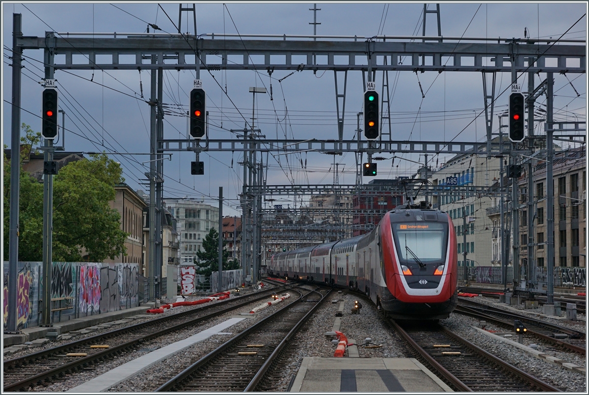 Zwei SBB RABe 502  Twindexx  Triebzüge verlassen Genève und fahren ihrem nahen Ziel Genève Aéroport entgegen. 

16. August 2021