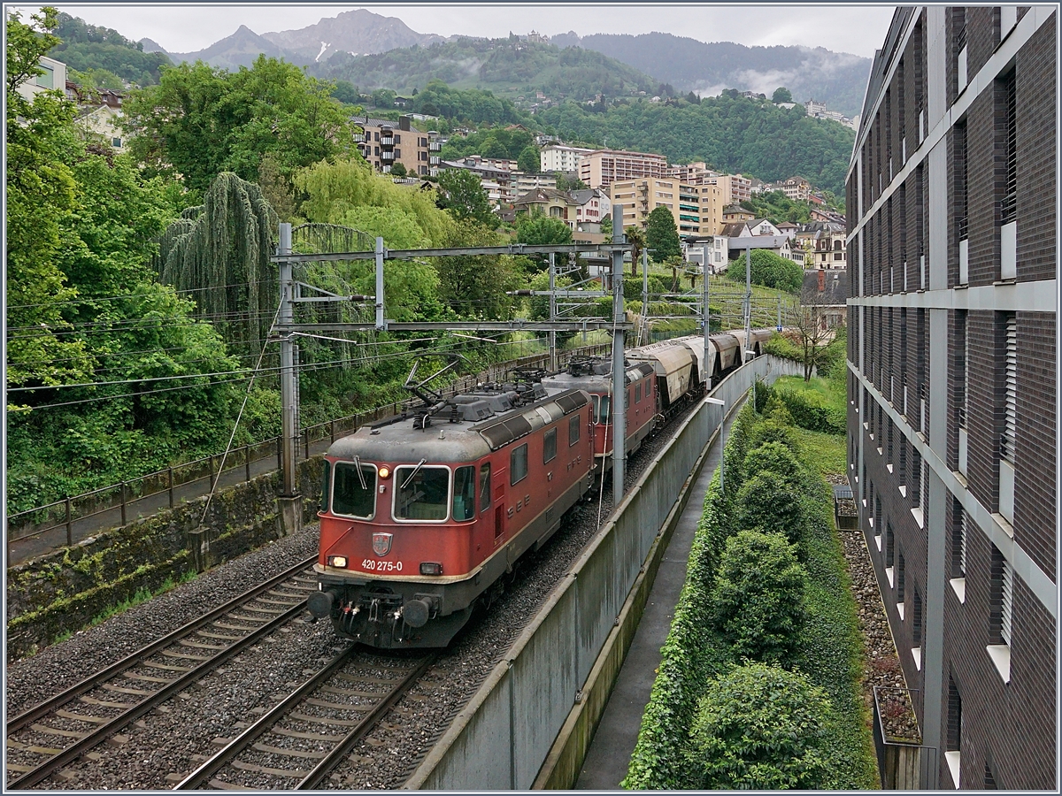 Zwei SBB Re 4/4 II sind bei Montreux mit einem Güterzug in Richtung Wallis unterwegs. 

5. Mai 2020