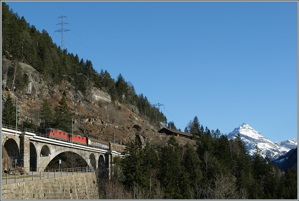 Zwei SBB Re 4/4 mit einem Güterzug au der mittleren Meienreussebrücke bei Wassen.
14. März 2014