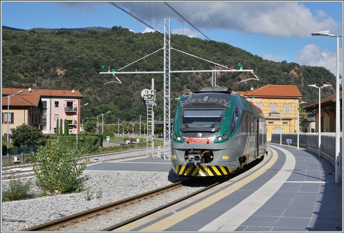 Zwei Trenord ETR 425 (wobei nur ein Triebkopf zu sehen ist) sind in Porot Ceresio angekommen und werden in einigen Minuten nach Milano Porta Garibaldi zurück fahren. 

21. Sept. 2021