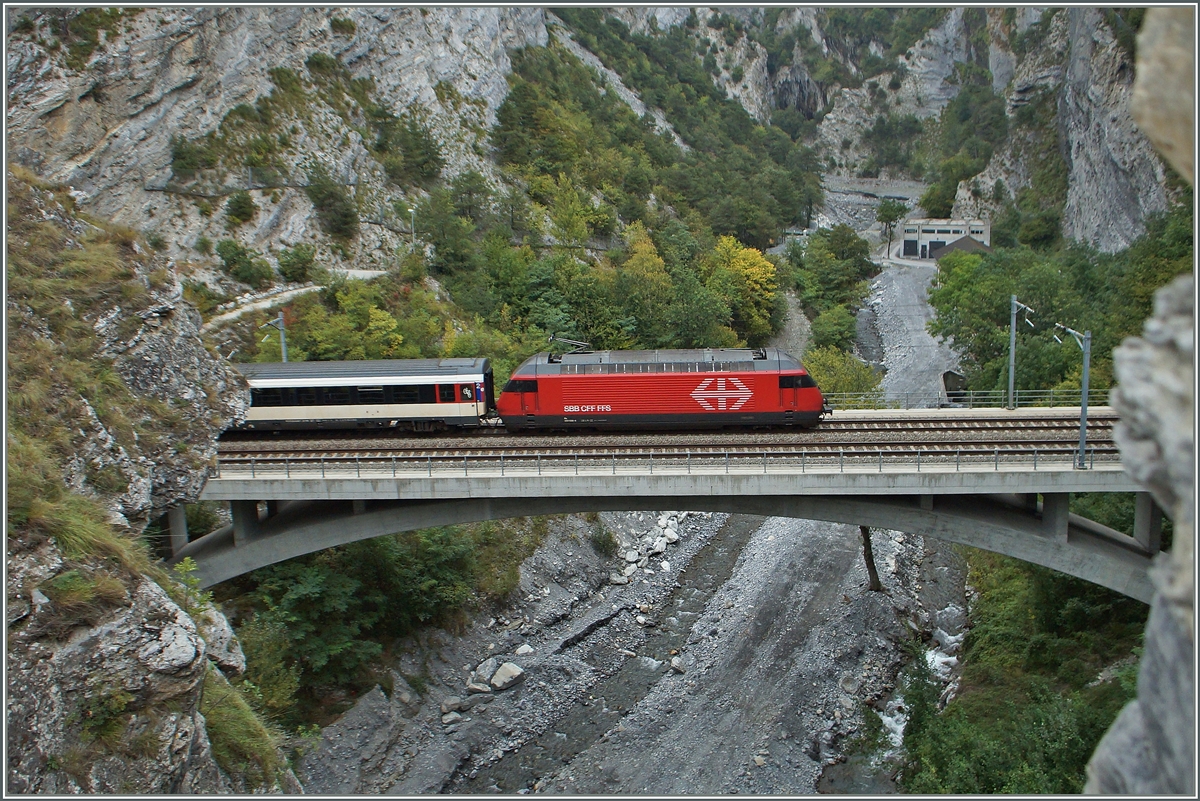 Zwischen zwei Tunnel fährt eine Re 460 mit einem IR über die Dala-Schlaucht. 
30. Sept. 2014