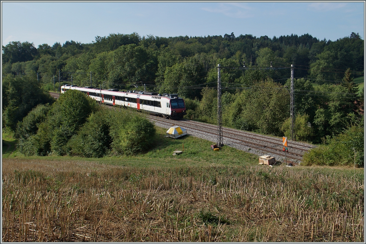 Zwischne Neyruz und Rosé stehen wohl noch die letzten alten, aber sehr filigranen Fahrleitungsmaste zwischen Genève und St.Gallen. 
Ein Domino als S 40 unterwegs von Romont nach Fribourg kurz vor Rosé 
6. August 2015