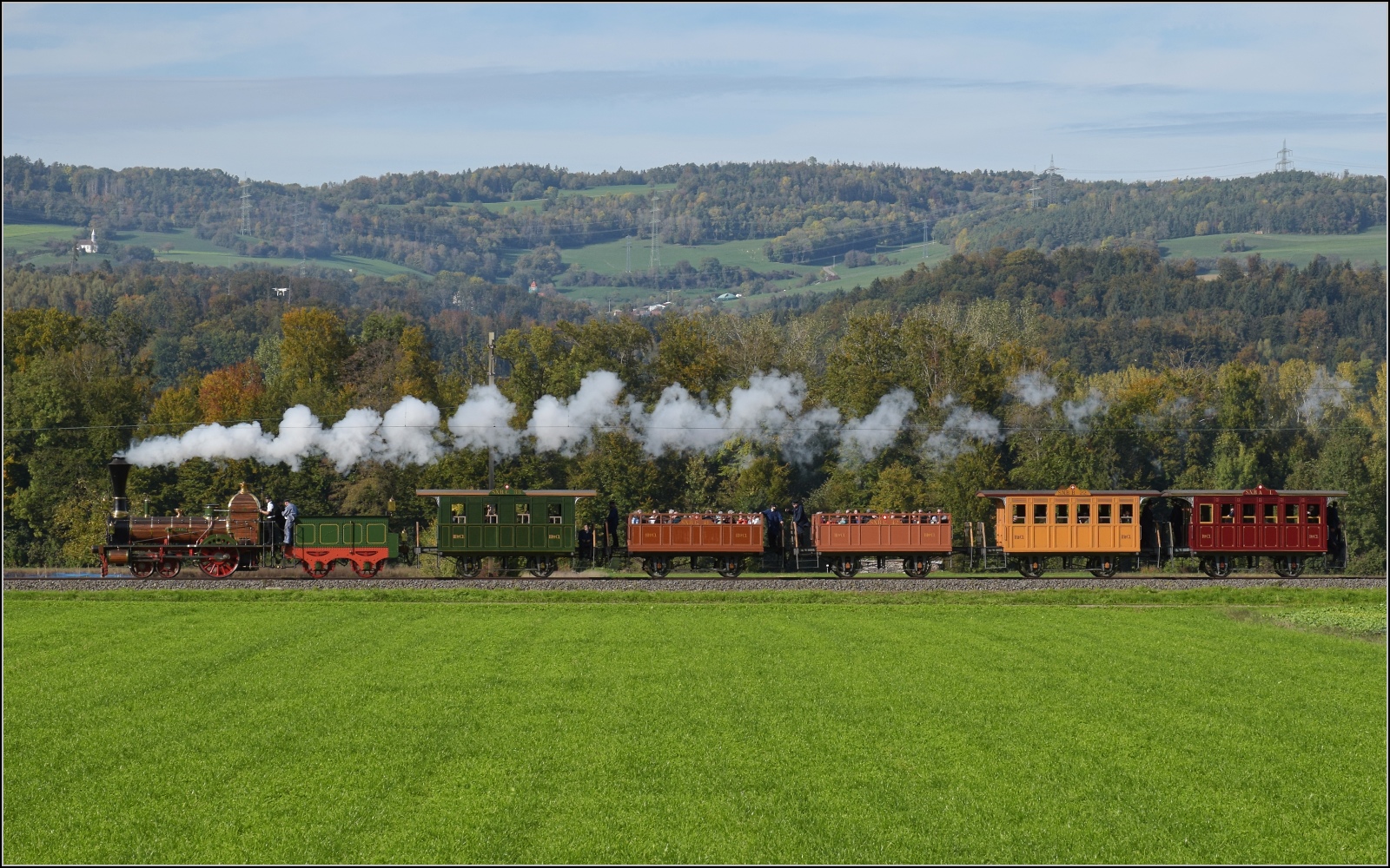 175 Jahre Spanisch-Brötli-Bahn.

Entlang der N13 bei Schwaderloch. Im Hintergrund ist der Hotzenwald, südlichster Ausläufer des Schwarzwalds. Oktober 2022.