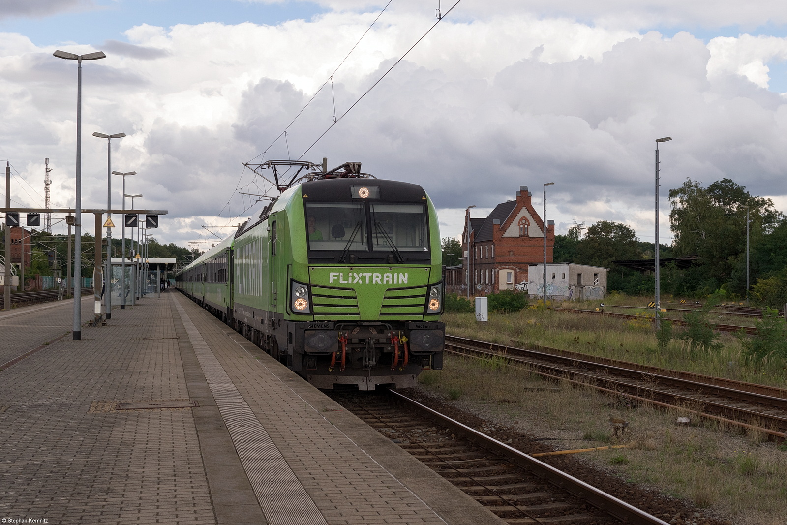 193 862-0 MRCE - Mitsui Rail Capital Europe GmbH mit dem Flixtrain (FLX 1236) von Berlin Südkreuz nach Köln Hbf, bei der Ausfahrt aus Rathenow. 30.08.2022 Netten Gruß an die Tf!