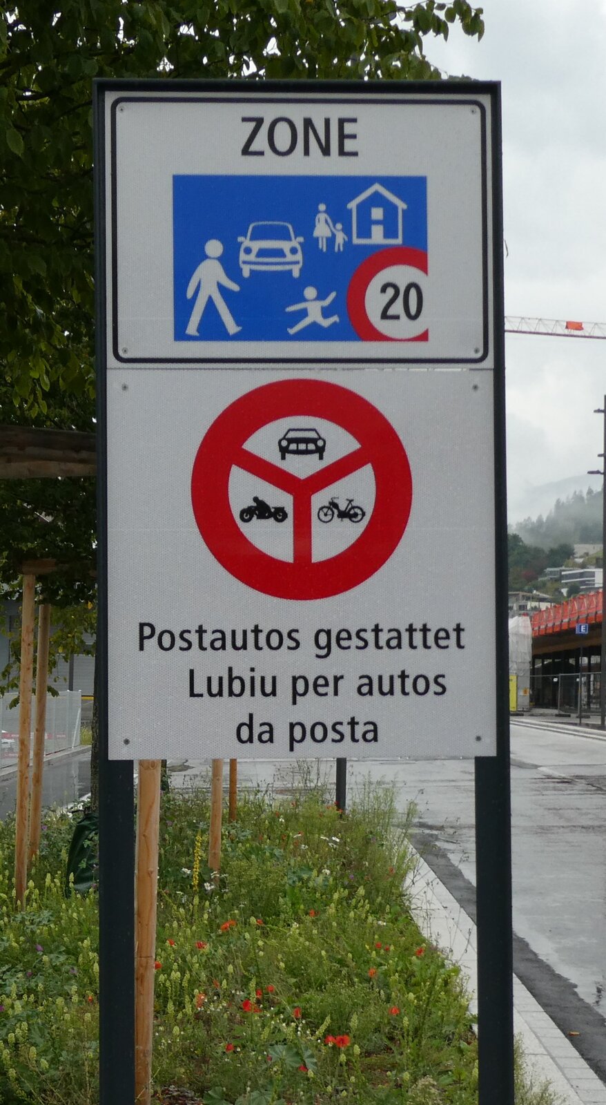 (280'094) - Postautos gestattet am 9. September 2025 beim Bahnhof Ilanz