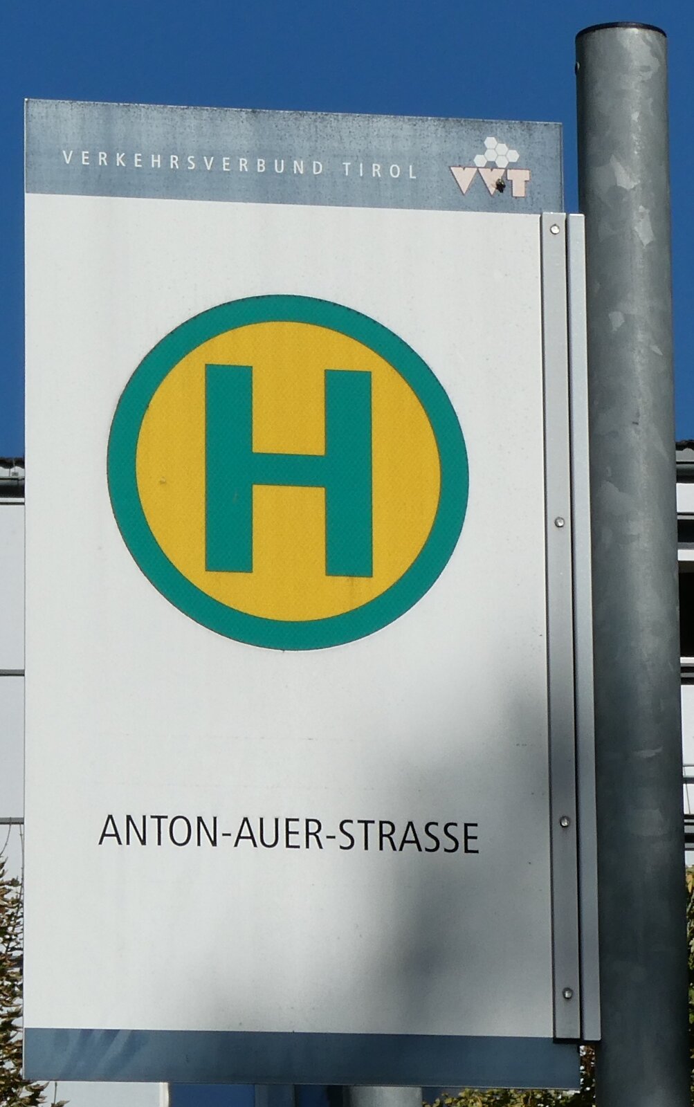(280'536) - Bus-Haltestellenschild - Telfs, Anton-Auer-Strasse - am 18. September 2025
