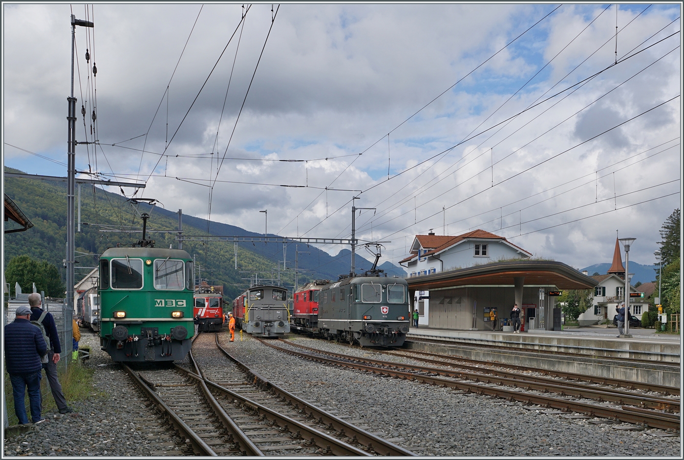 60 Jahre BoBo - daf�r richtete die OeBB ein einmaliges Treffen von 25 Loks aus. Auf diesem Bild, in Balsthal aufgenommen, zeigen sich die SBB Re 4/4 II 11335 in Gr�n und die BAM MBC Re 4/4 II 506 (UIC 91 85 4420 506 8 CH MBC).

14. September 2024 