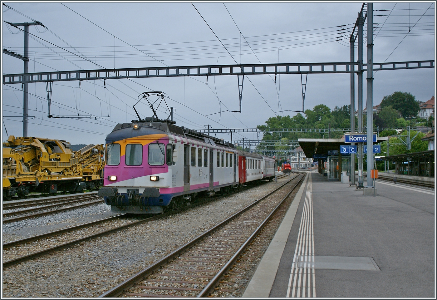 Ab dem 30. Mai wird der Zugverkehr Romont - Bulle für weitreichende Umbau Arbeiten  eingestellt kurz vorhher, (und für mich zum letzten Mal) sehe ich den TPF Regionalzug nach Bulle mit dem ex MThB ABDe 537 176-0  Stadt WIL  in Romont ausfahren. 

27. Mai 2011 
