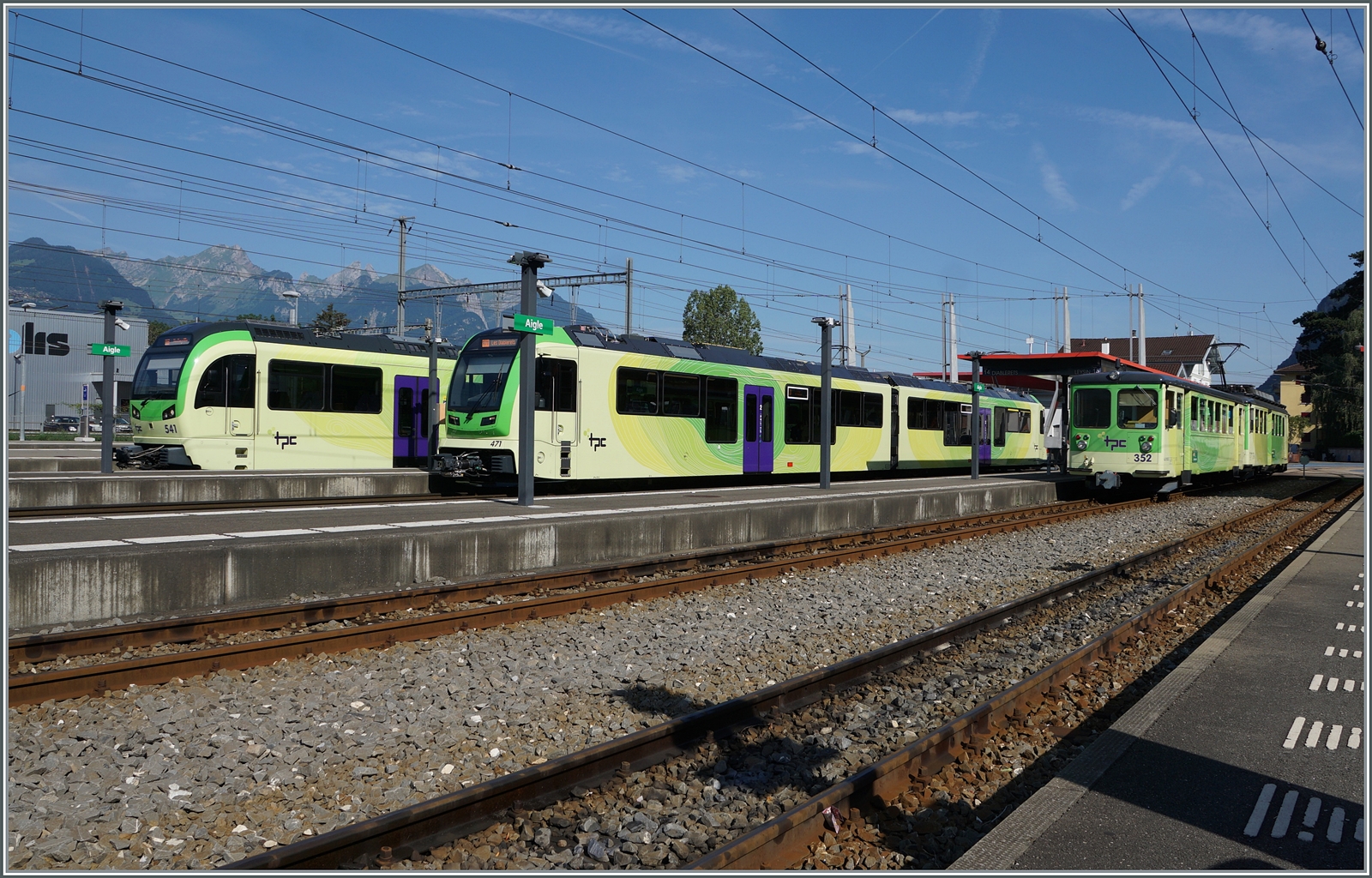 Aigle mit TPC Zügen nach Monthey, Les Diablerets und Leysin. Somit warten  (von Links nach Rechts) der TPC Beh 2/6 541, der TPC ABe 4/8 471 und der BDeh 4/4 301 mit dem Bt 352 auf ihre Abfahrten. 

27. Juli 2024