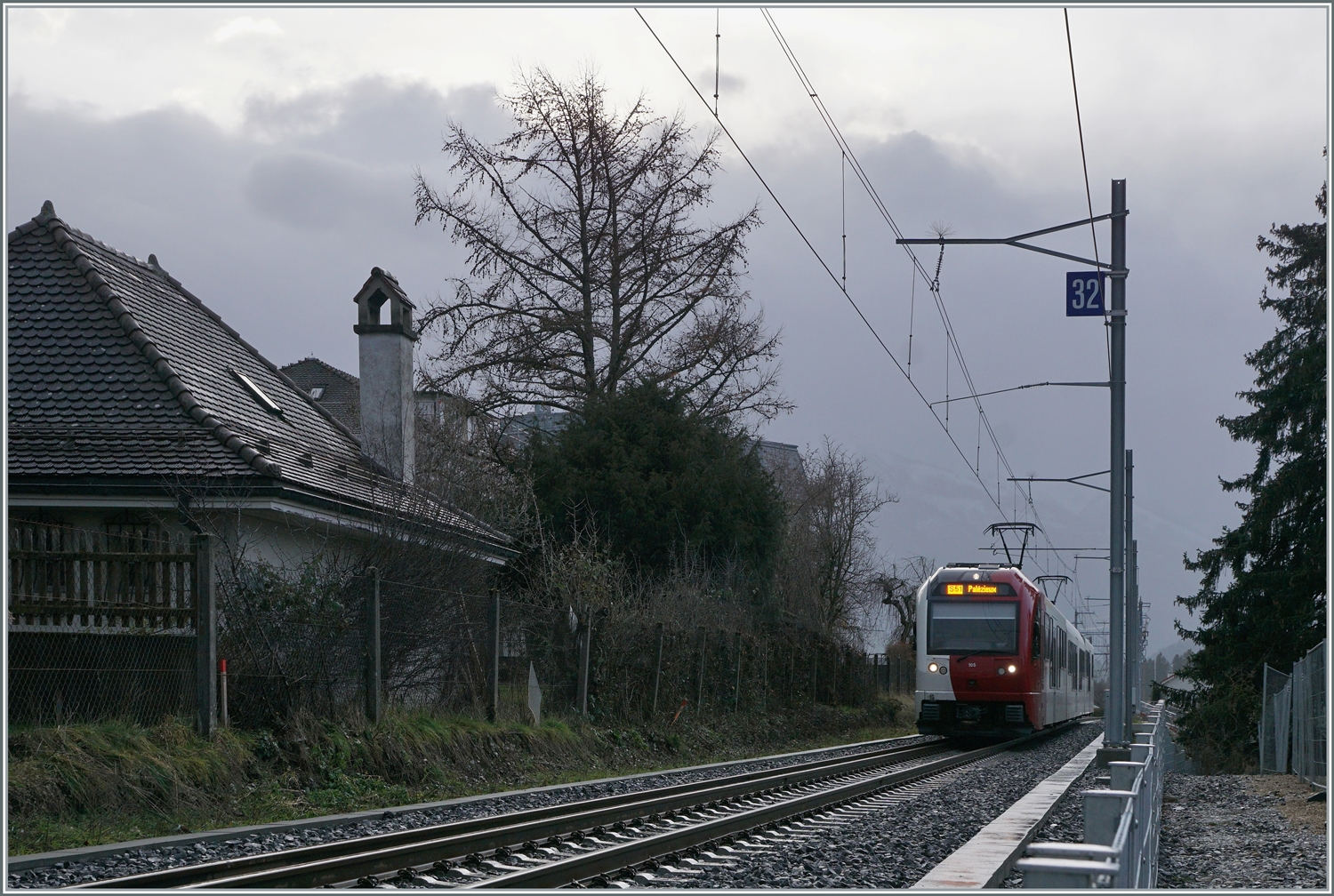 Als S51 ist der der Meterspurige TPF ABe 2/4 - B - Be 2/4 N° 105 kurz vor Bulle auf dem Dreischienen Gleis auf der Fahrt nach Palézieux.

22. Dez. 2022