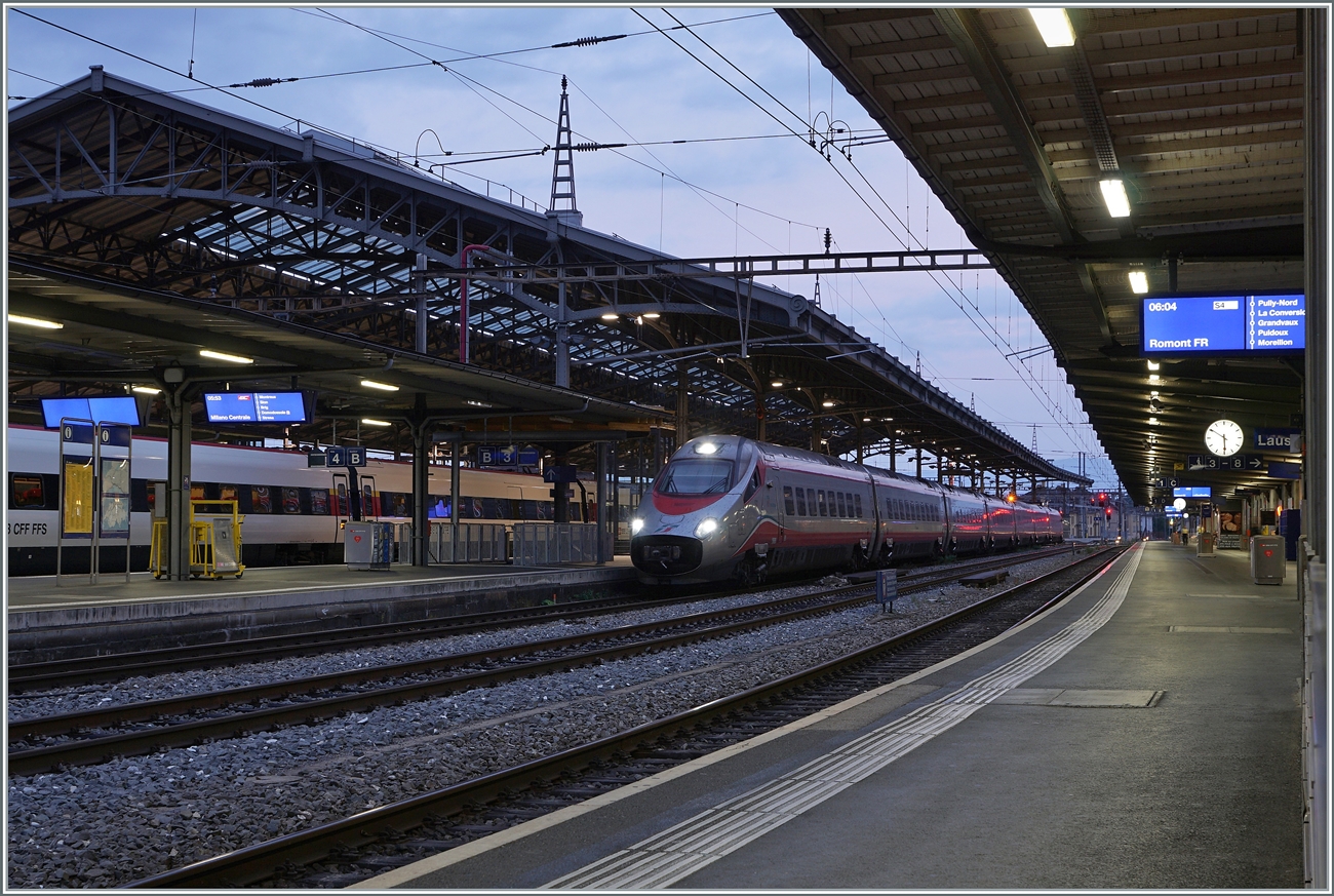Am frühen Morgen erreicht ein FS Trenitalia ETR 610 nach Milano den Bahnhof von Lausanne.

21. Juli 2022