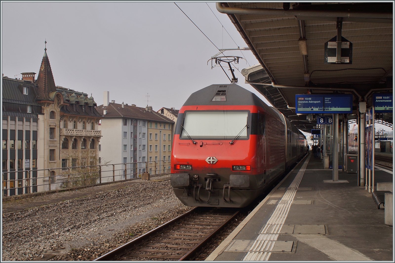 Am Schluss eines SBB IR90 von Brig nach Genève Aéroport schiebt eine SBB Re 460. Das sBild entstand in Lausanne. 

29. Jan. 2024