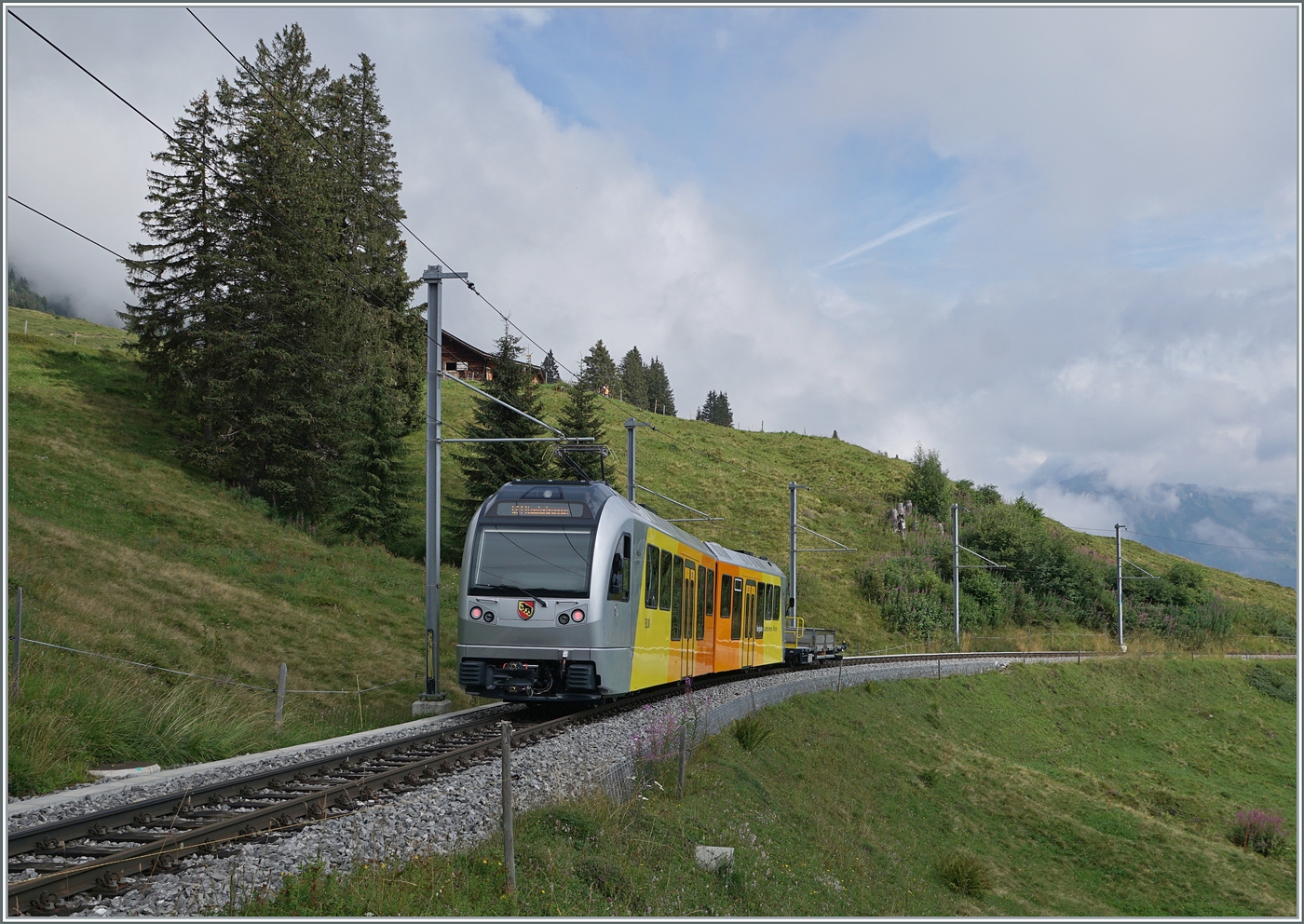 An praktisch derselben Stelle (die Tannen dienen als Orientierung) aber aus einem andern Blickwinkel zeigt sich ein BLM Be 4/6 auf der Fahrt von Mürren nach der Grütschalp (mit Gondelbahn Anschluss nach Lauterbrunnen). 

8. Aug. 2024