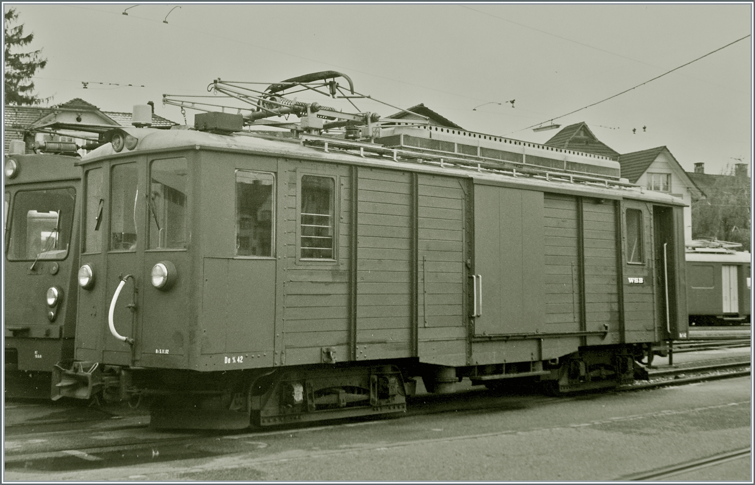 Anlässlich der Eisenbahn Amateur Delegierten Versammlung in Aarau zeigen die WSB und SBB einige Fahrzeuge. 
Im Bild der WSB De 4/4 N° 42. 

Analogbild vom April 1985