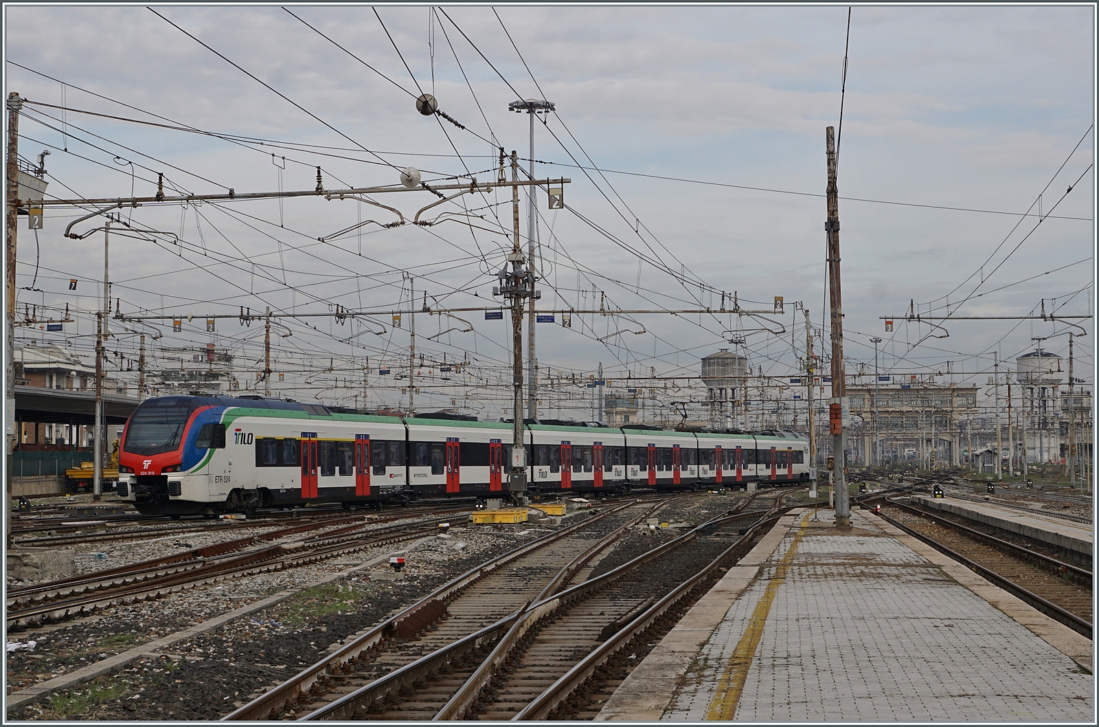 Auch - oder besonders im Nahverkehr - sind SBB Züge in (Nord-) Italien regelmäßig zu sehen, wobei der Name TILO (Ticino Lombardia) dies unterstreicht. In Milano verkehren nun im Stundentakt die RE80 TILO Züge von und nach Locarno. Im Bild der SBB TILO RABe 524 310 der Milano in Richtung Locarno verlässt.

8. November 2022