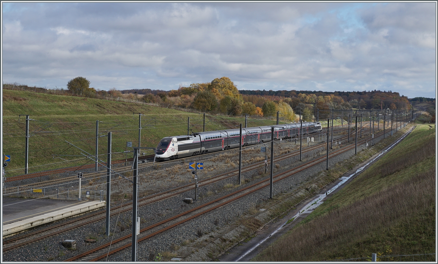 Auf dem Bahnsteig in Meroux stehend gleitet der Blick über den nördlichen Teil des TGV Bahnhofs Belfort-Montbéliard TGV mit dem nach Luxembourg  ausfahrenden TGV Duplex. 

3. November 2025