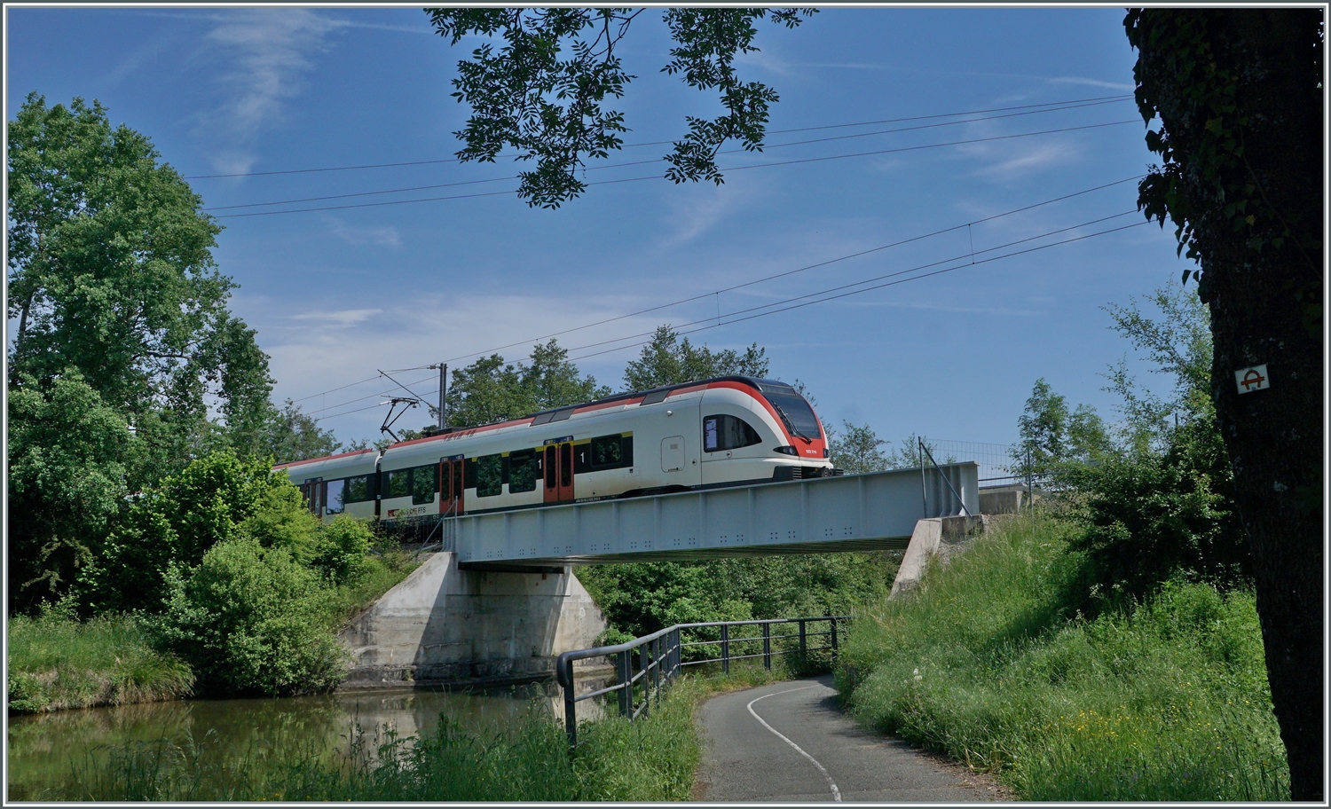 Auf dem Weg nach Meroux überquert ein SBB RABe 522 den Rohne Rhein Kanal. 

19. Mai 2022 