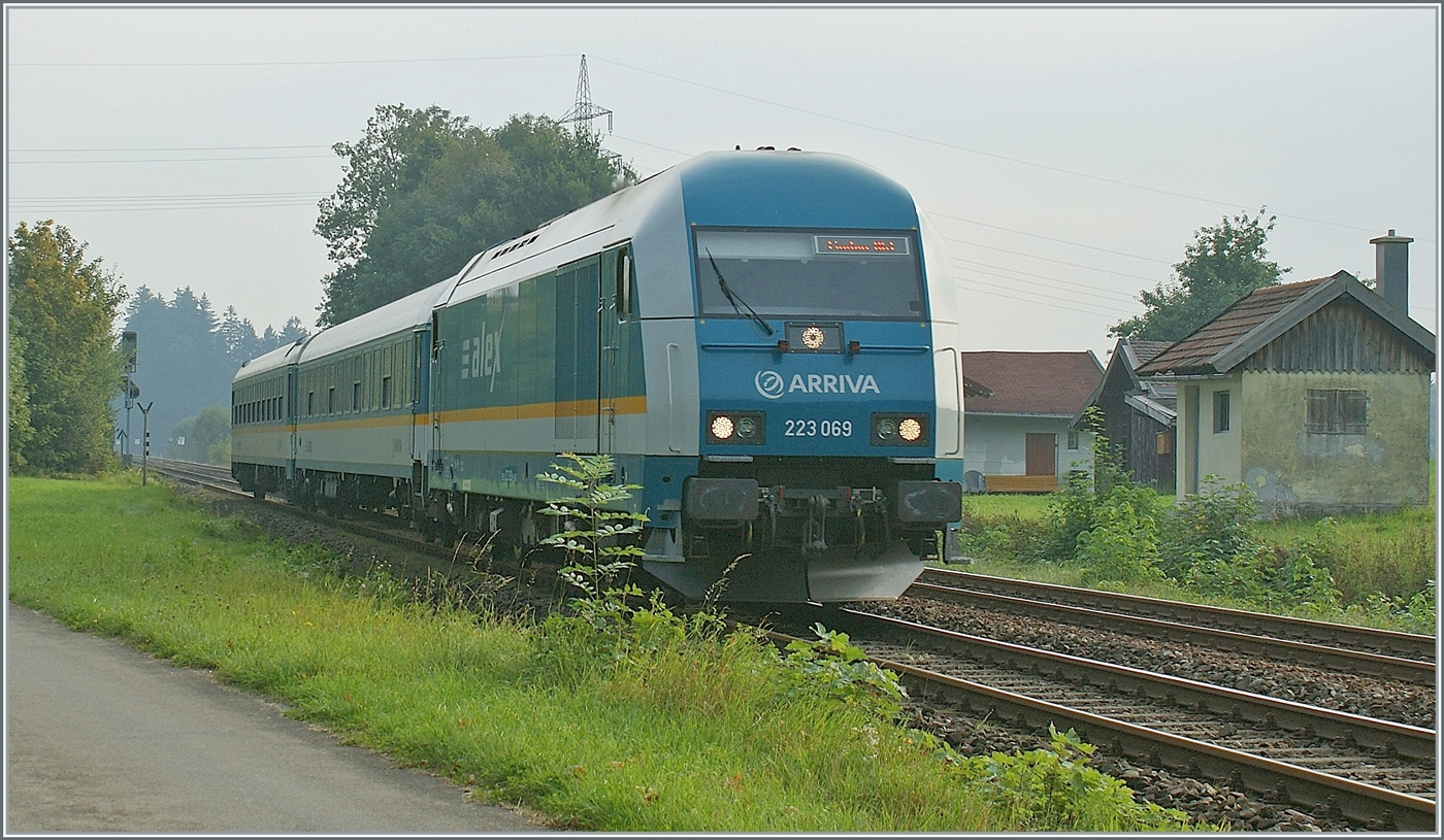 Auf der doppelspurigen Strecke von Kempten her erreicht die 223 069 mit eine kurzen Alex von München nach Lindau Hbf den Bahnhof Hergatz. 

11. Sept. 2009