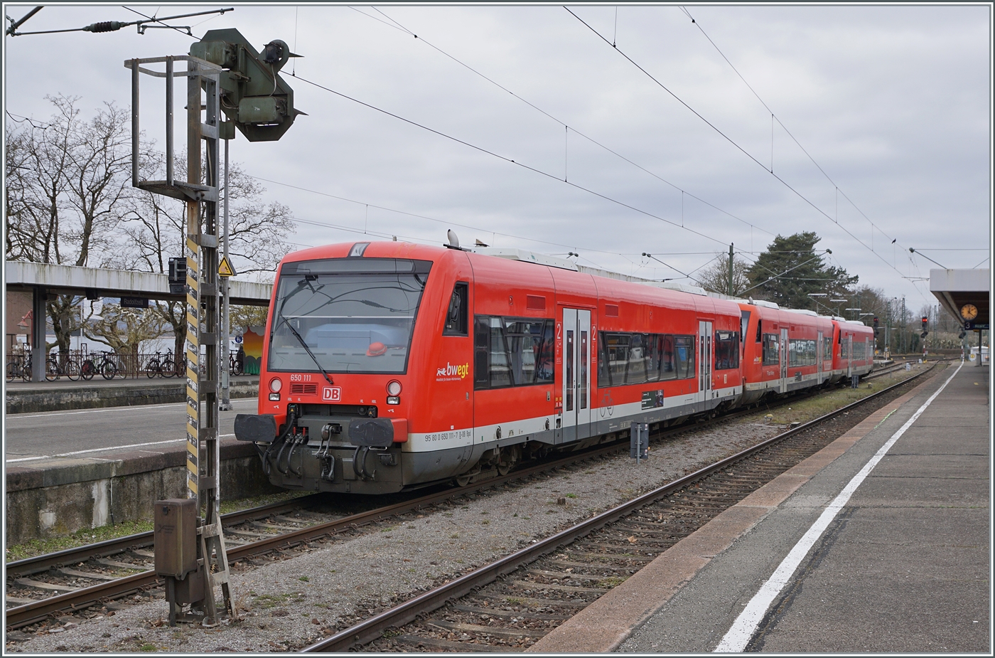 Aus drei VT 650 besteht dieser RB nach Friedrichshafen der in Radolfzell auf die Abfahrt wartet. An der Spitze ist der 650 111 (95 80 0 650 111-7 D-DB Bpd) eingereiht. 

15. März 2025