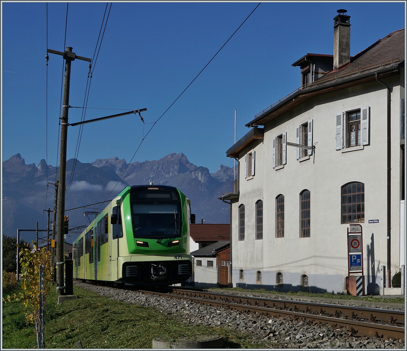 Ausgangs Aigle hat der neue TPC ASD Abe 4/8 471 die Fahrt auf der Strasse durch den Ort hinter sich gelassen und fährt nun auf dem Eigentrasse in Richtung Weinberge. Der Zug ist nach Les Diablerets unterwegs. 

2. Nov. 2024