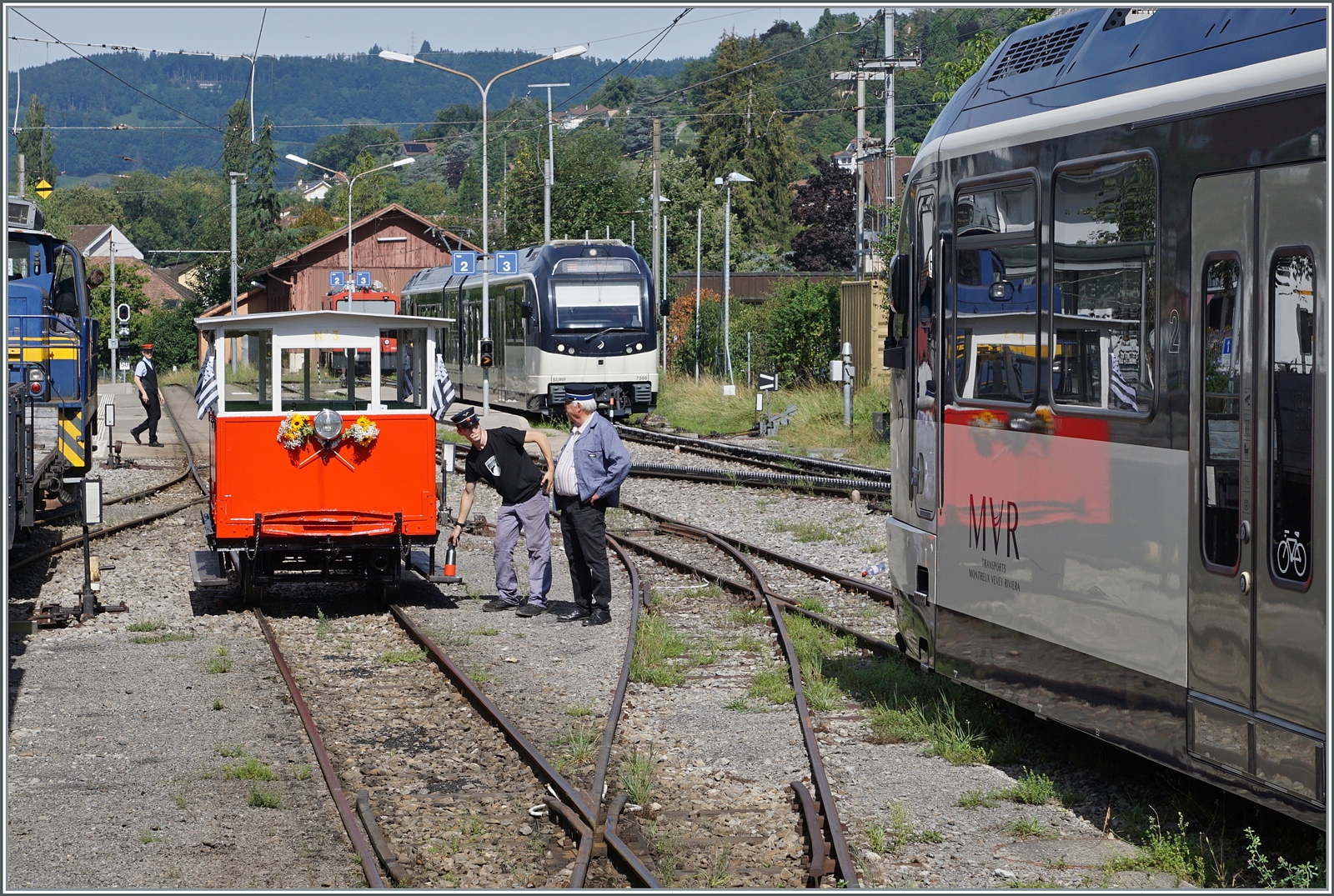 Autour de la voie ferrée / Rund um die eiserne Bahn (Herbstevent 2024) - Zwischen all den grossen (Schmalspur)-Fahrzeugen wirkt die Dm 2/2 N° 3  Le Biniou  hier in Blonay, immer wieder erstaunlich klein; somit dürfte der (inoffizielle) Titel  Weltrekord - Kleinster/kürzester Reisezug der Welt  nicht ganz falsch sein...

7. Sept. 2024