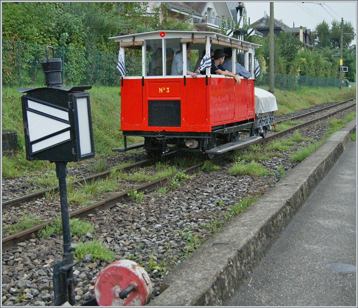 Autour de la voie ferrée / Rund um die eiserne Bahn (Herbstevent 2024) - die Dm 2/2 N° 3 verläst mit ihrem Beiwagen als  Biniou Express  Blonay in Richtung Chantemerle. 8. Sept. 2024