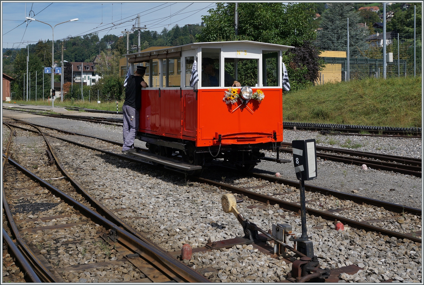 Autour de la voie ferrée / Rund um die eiserne Bahn (Herbstevent 2024)  Le Biniou , die kleine Draisine Dm 2/2 N°3 war für mich einer der Höhepunkte bei diesem Themenwochenende, hier zu sehen in Blonay. Einerseits bewunderte ich den  eingebauten  Mechanismus des  Biniou , die es erlaubt, jederzeit und an jeder Stelle die Dm 2/2 zu drehen oder wegzustellen. Andererseits auch die Draisine als solche, die ungeplant, dank ihrer geringen Grösse gerade noch Platz auf dem Lastwagen fand und spontan auch noch mitgenommen wurde. Neben der mehrmals vorgeführten Demonstration des  Drehens  des Biniou wurden mit dem Biniou auch einige Pendelfahrten Blonay - Chantemerle - Blonay angeboten und zu diesem Zweck der  Bahnhof  Chantemerle fahrdienstlich besetzt.

7. September 2024