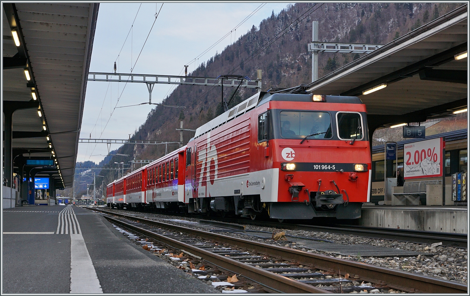 Beim Umsteigen in Interlaken Ost entdeckt und versucht in der kurzen Zeit zu fotografieren: Die SBB-Zentralbahn HGe 4/4 101 964-5 wartet mit ihrem Regionalzug R 70 9063 auf die Abfahrt nach Meiringen. Normalerweise sind  Spatz  Pendelzüge in dieser Relation eingeteilt.

16. Januar 2024 