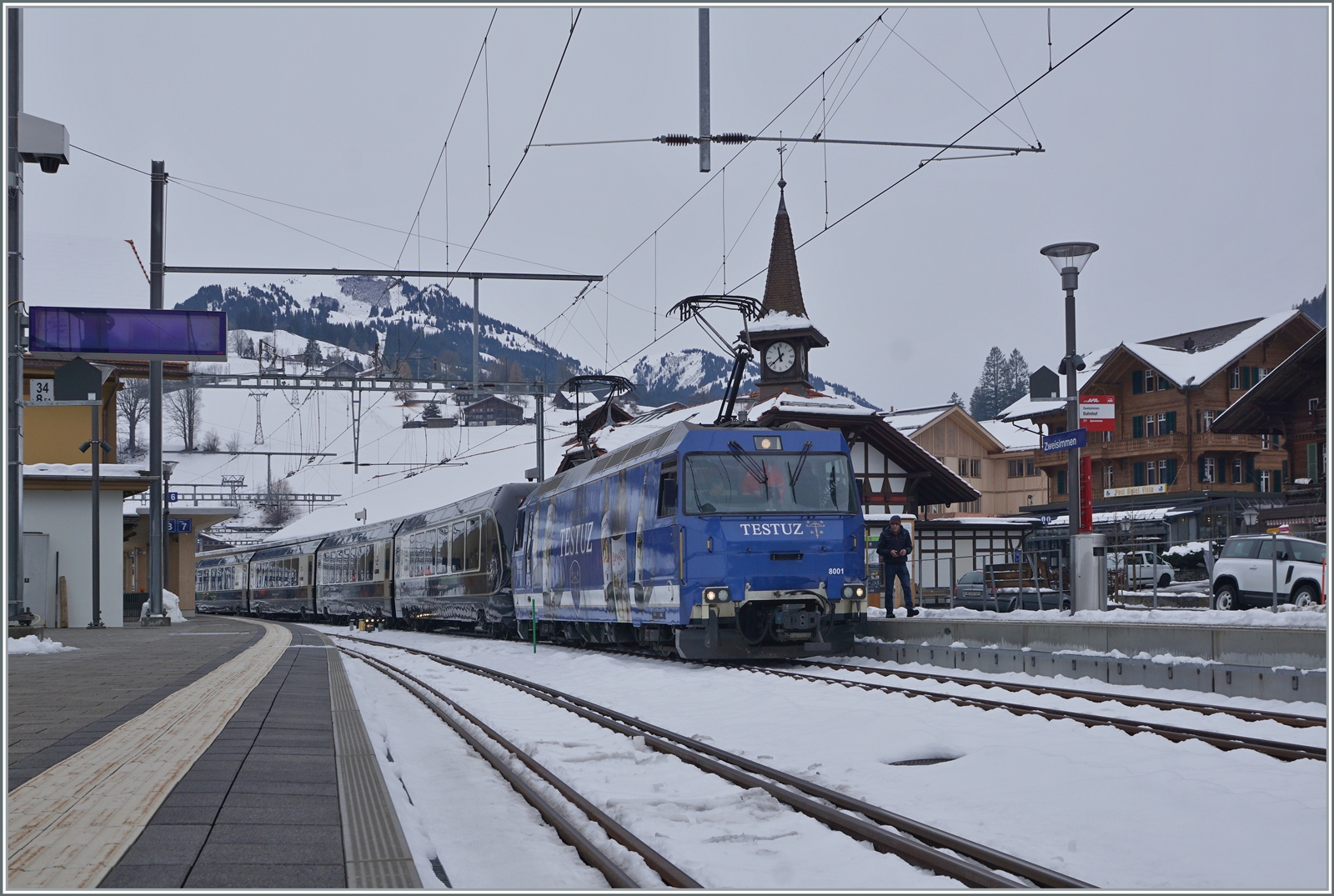 Bisher war das hübschen Türmchen des Bahnhofs von Zweisimmen als Hintergrund Normalspurfahrzeugen vorbehalten, doch mit den neuen GPX Goldenpass Zügen von Montreux nach Interlaken Ost zeigen sich nun auch MOB Ge 4/4 (Serie 8000) hier. Die MOB Ge 4/4 8001 ist mit ihrem GPX GoldenPass Express 4068 von Montreux nach Interlaken in Zweisimmen angekommen und wird nun der BLS Lok die Weiterführung des bereits umgespurten Zuges überlassen.

15. Dezember 2022 