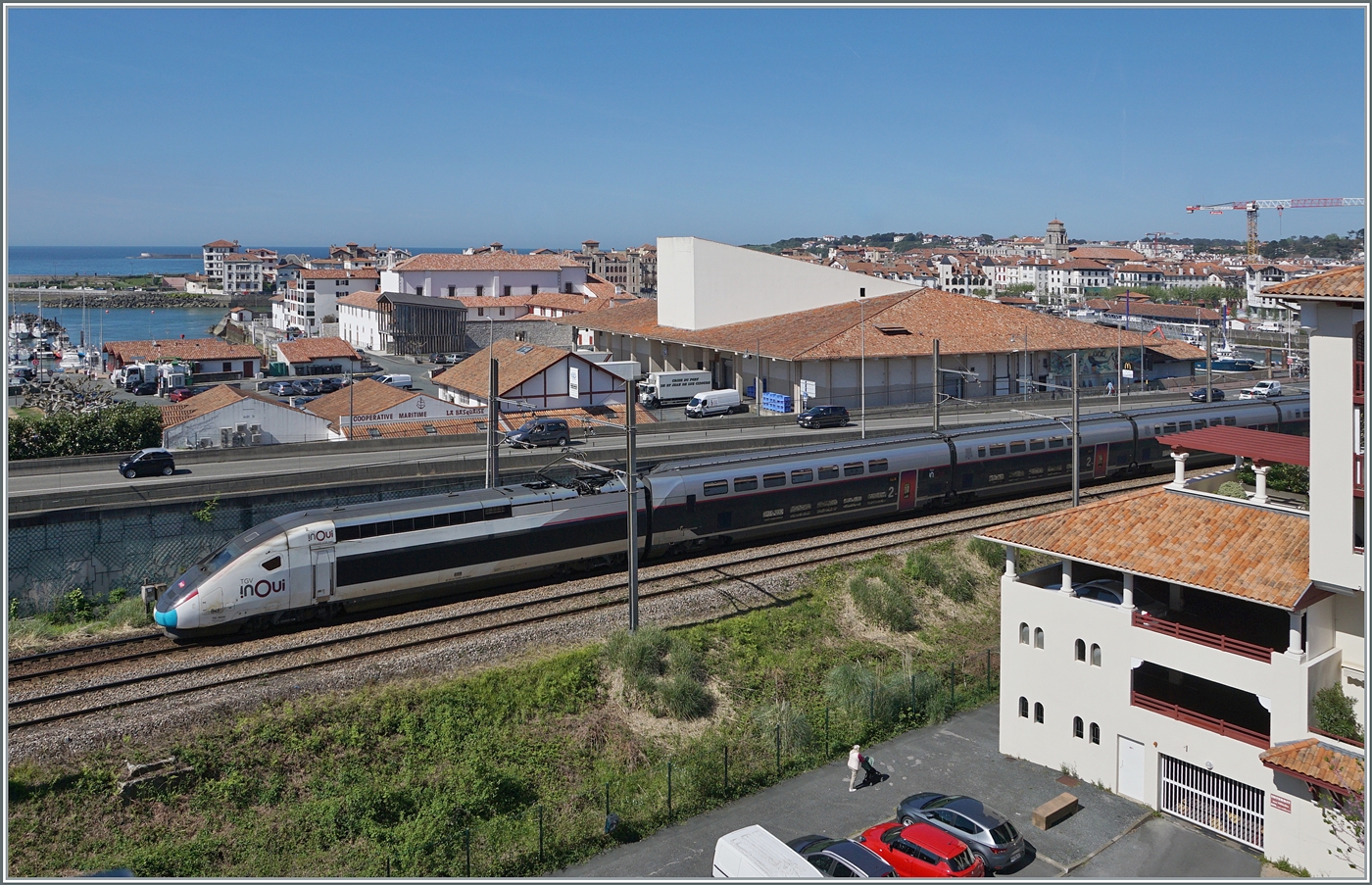 Blick aus dem Hotelfenster in Ciboure: Der SNCF TGV 8544 von Hendaye (ab 16.11) nach Pairs Montparnasse (an 20:59) erreicht in Kürze den Bahnhof von Saint-Jean-de-Luz-Ciboure. Der Zug wird mit dem TGV Rame 845 geführt.  

12. April 2024