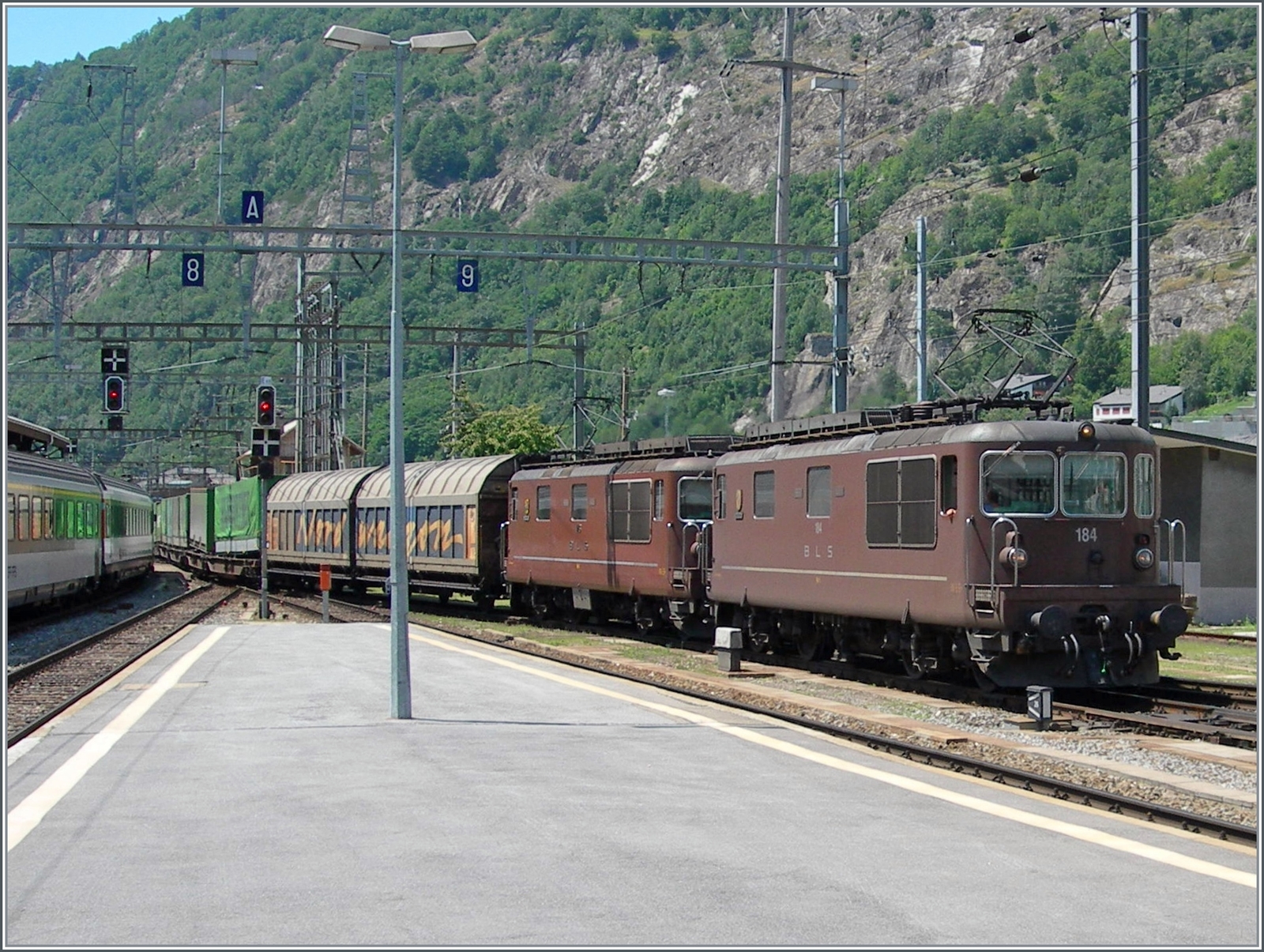 BLS Re 4/4 181 - 189 ab 1974; die BLS Re 4/4 184  Kratigen  und eine weitere erreichen Brig mit einem Güterzug aus Richtung Spiez.

11. Juli 2006