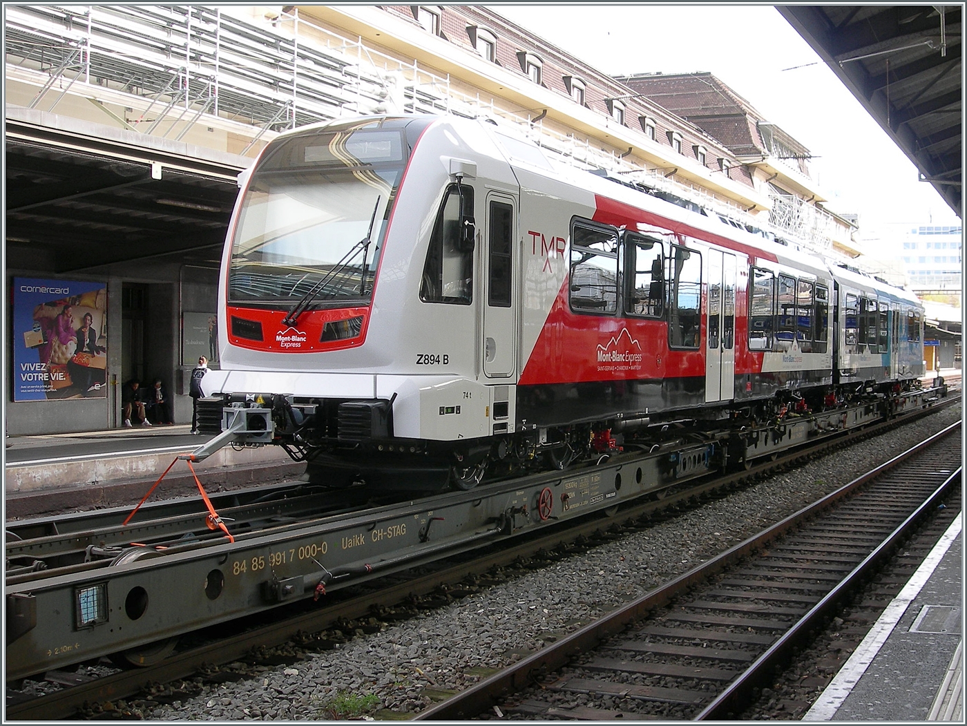 Das Gleis 2 in Lausanne ist immer wieder für Überraschungen gut; dieses Mal ist es der neue MTR/SNCF Schmalspurbahn Triebwagen Beh 4/8 (Z894) mit der UIC Nummer 90 85 838 0894-8 welcher auf dem Weg nach Martigny ist und beim Fahrtrichtungswechsel fotografiert werden konnte.

29. Oktober 2025