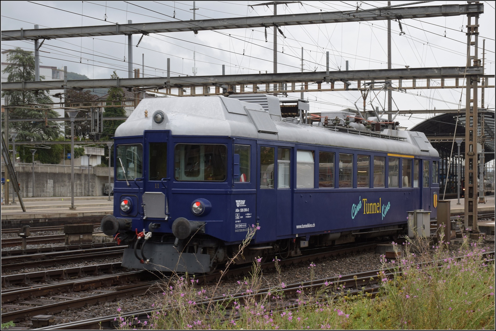 Depotfest Olten 2023. 

Der ABe 526 290 der RM wurde als BCFZe 4/4 4 f�r die S�dostbahn im Jahr 1940 gebaut, wurde verschiedentlich umgebaut und umbenannt. Der Spitzname 'Glaskasten' leitete sich von den seinerzeit ungew�hnlich grossen Fenstern ab. Bis zum Startschuss der Tunnelsanierung 2023 war er als Tunnelkino im Weissensteintunnel unterwegs. August 2023.
