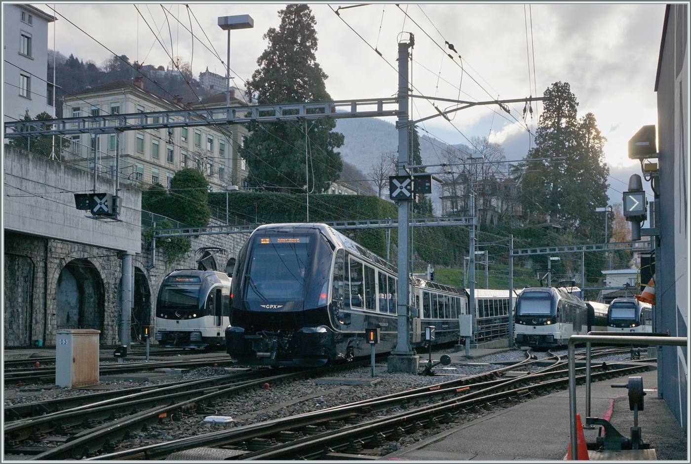 Der allererste planmässige Spurwechelzug GoldenPass Express verlässt Montreux in Richtung Interlaken Ost.

11. Dez 2022