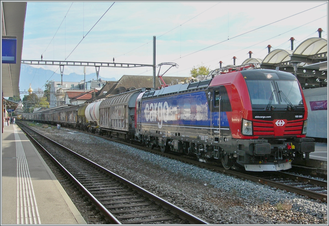 Der Anfang vom Ende - eine ganz neue SBB Cargo 193 065 (91 80 6193 063-5 D-NRAIL) steht mit einem Güterzug in Vevey und hat somit schonmal einen Umlauf einer SBB Re 4/4 II eingenommen. Somit werden die Re 4/4 II nun auch im Güterverkehr wohl recht bald kaum mehr zu sehen sein. 25. Oktober 2024