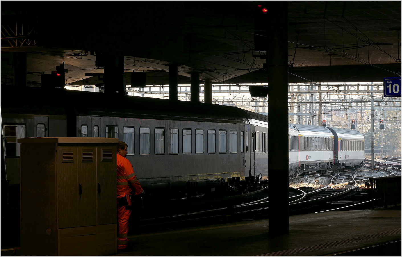 Der Bahnhof Bern - 

Kurvenreich ist die Einfahrt des IC am Nordkopf des Bahnhofes von Bern.

07.03.2025 

