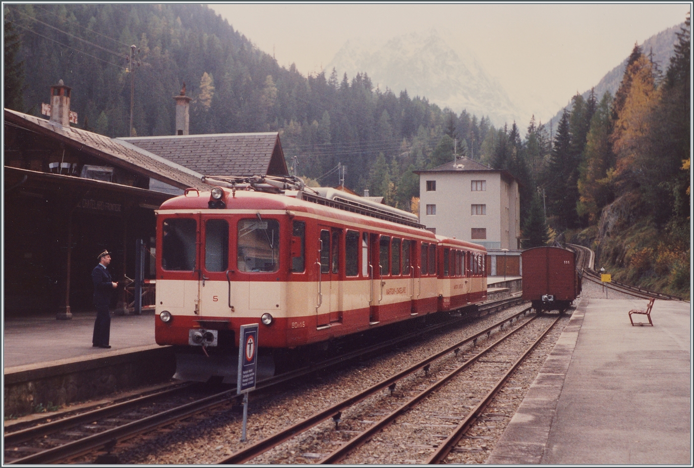 Der BDeh 4/4 N° 5 wartet in der Zugsausgangsstation als Regionalzug 19 auf die Abfahrt nach Martigny. Wie man seiht, hatte damals der Bahnhof noch einen Chef de Gare. Im Hintergrund ist die Strecke Richtung Frankreich zu erkennen. Neben der besonderen Farbgebung des Zuges ist ebenfalls noch zu erwähnen: damals war der Bahnhof noch mit Stromschienen ausgerüstet. Analogbild vom 23. Okt. 1988 