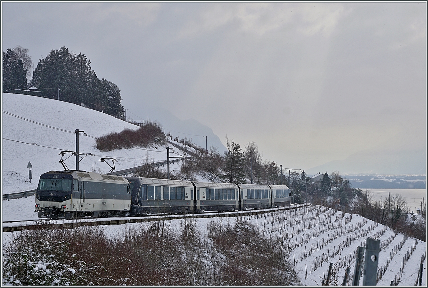 Der BLS MOB GPS 4065 von Interlaken Ost nach Montreux kurz vor dem Ziel zwischen und Châterlard VD. 
Infolge Probleme der Schmalspurrädern mit Normalspurweichen (Herzsück) wurde der direkte Verkehr zwischenzeitlich vorübergehend ausgesetzt. 

22. Jan. 2023