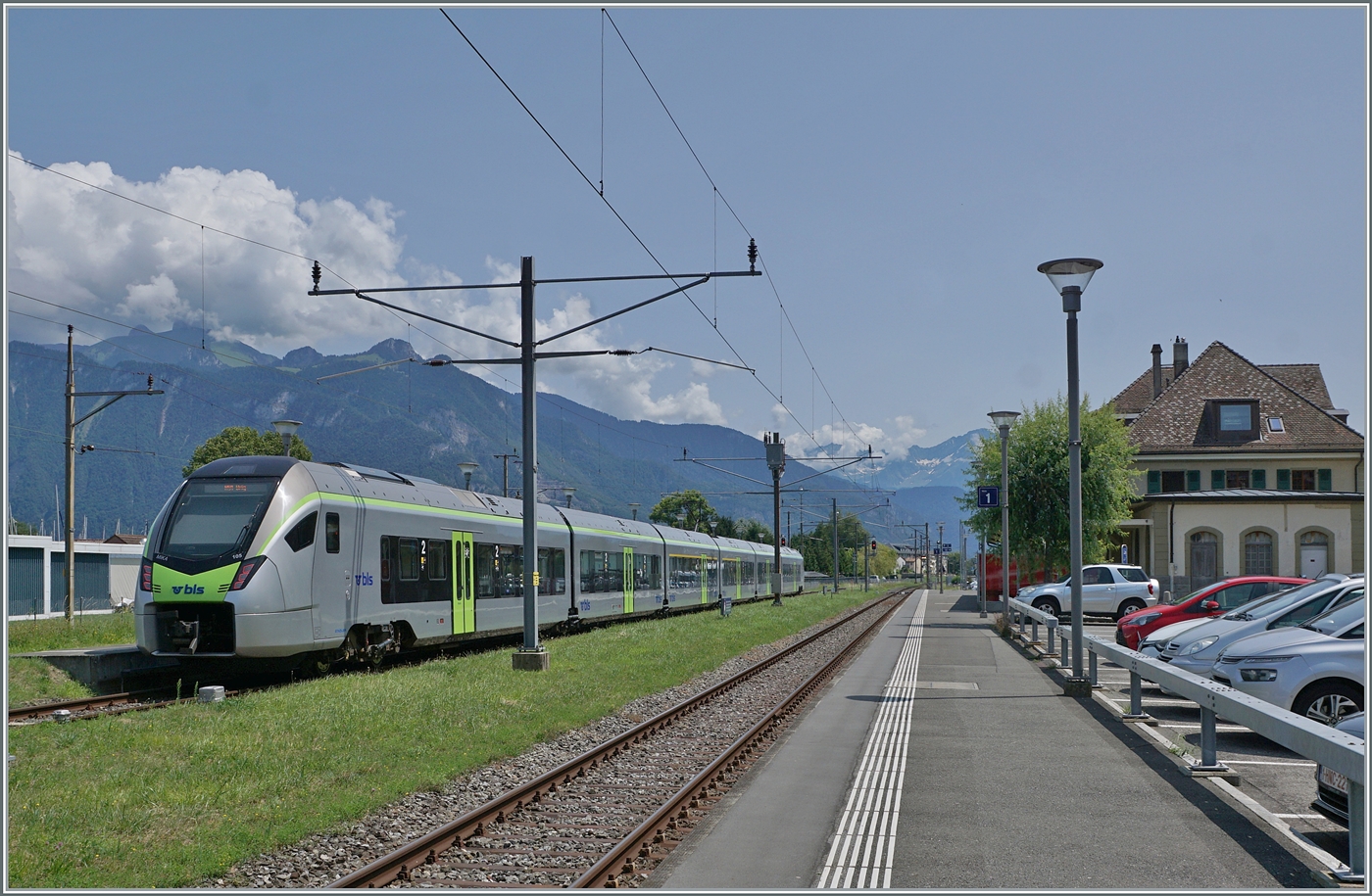 Der BLS RABe 528 105  MIKA  beim Halt als R91 6121 in Bouveret. Der von der Regionalps angemietete Zug ist von St-Gingolph nach Brig unterwegs und wartet nun auf den Gegenzug.

24. Juli 2024