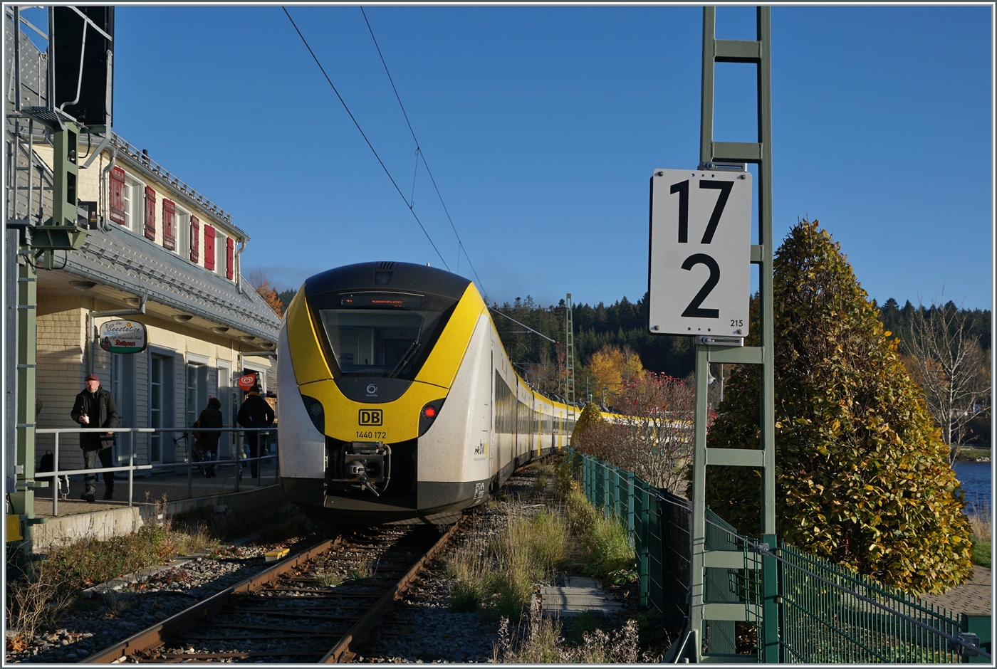Der DB 1440 172 (und ein weiterer) auf der Fahrt nach Seebrugg beim Halt in Schluchsee, Das Bild entstand auf dem wieder geöffneten Bahnübergang beim Bahnhof.

13. Nov. 2022