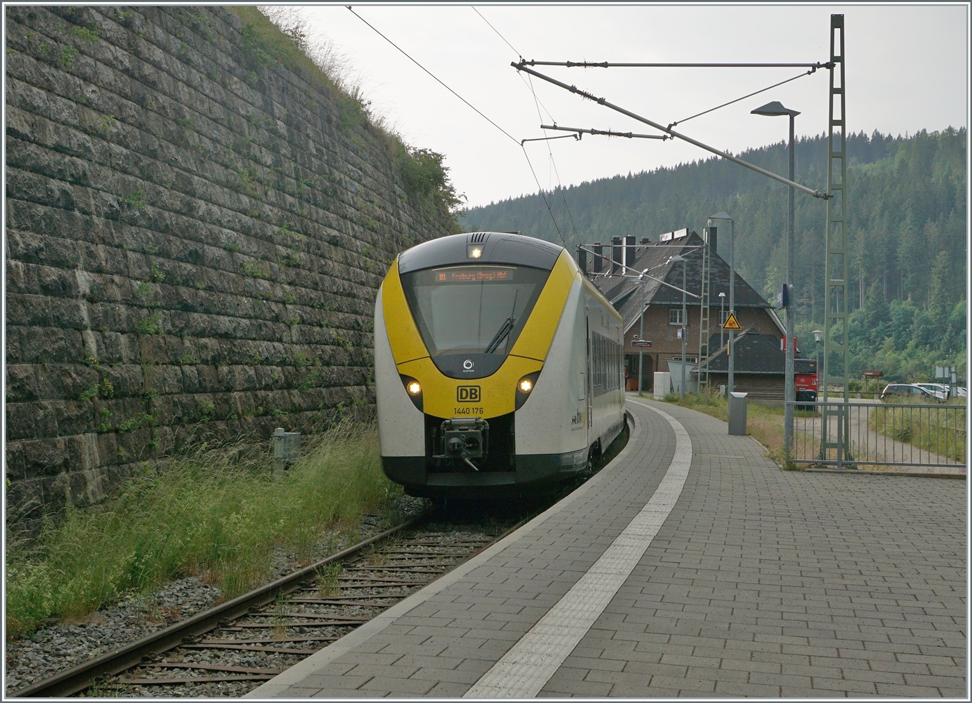 Der DB 1440 176 Coradia Continental 2  Grinsekatze  verlässt Seebrugg mit dme Ziel Freiburg im Breisgau.

21. Juni 2023