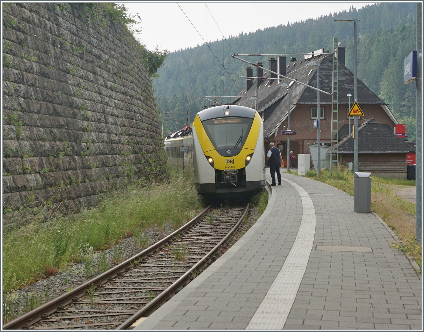 Der DB 1440 176 Coradia Continental 2  Grinsekatze  wartet Seebrugg auf die Abfahrt nach Freiburg im Breisgau. 

21. Juni 2023
