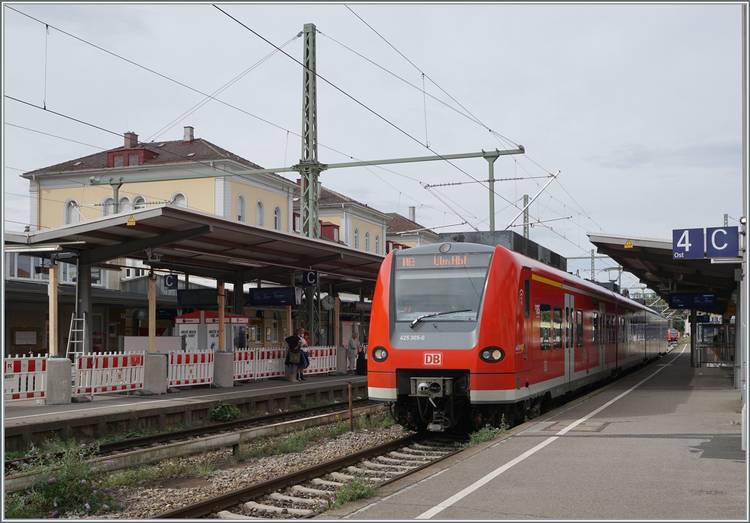 Der DB 425 305-0 als IRE nach Ulm in Friedrichshafen Stadtbahnhof.

14. Sept. 2022