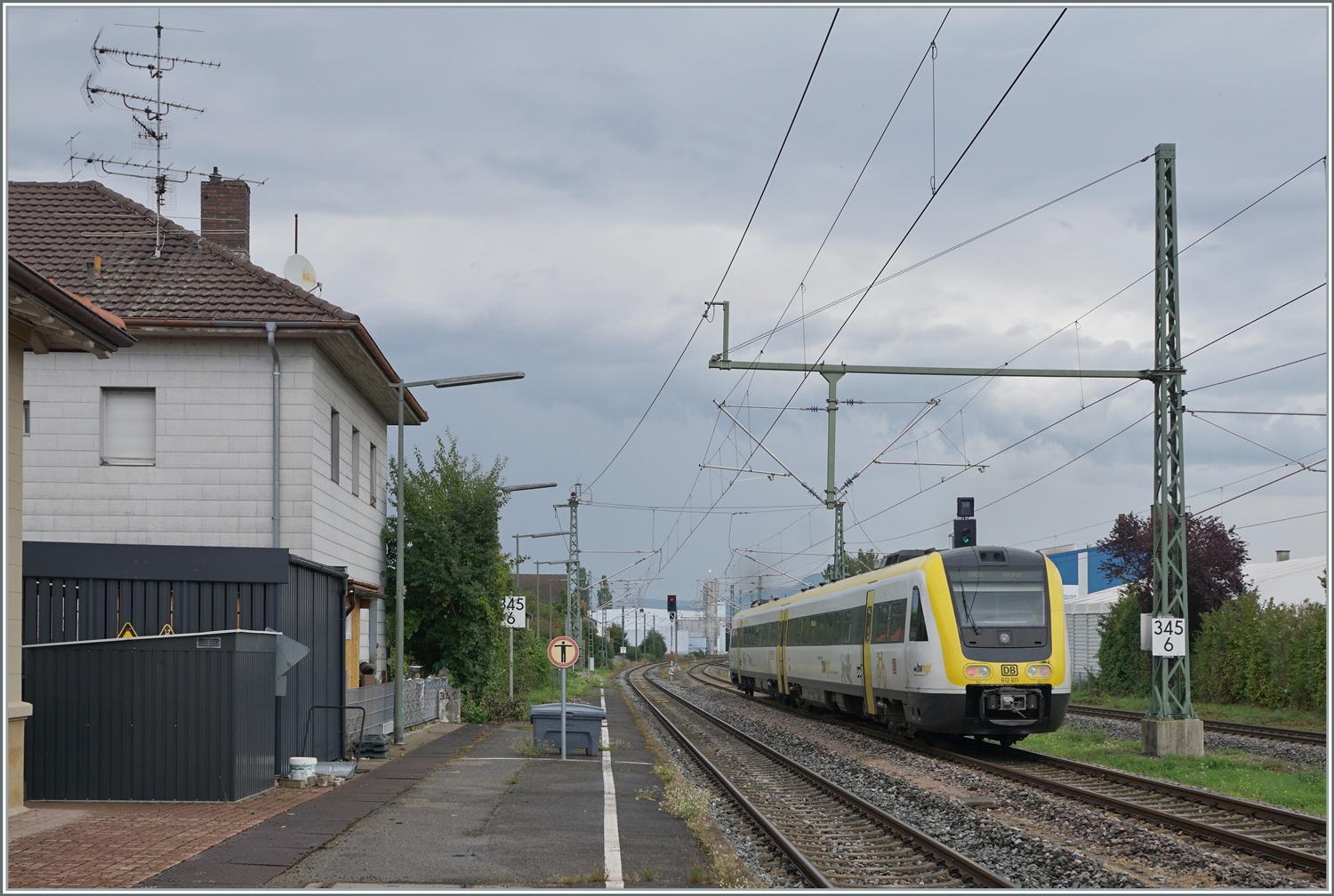 Der DB 612 611 verlässt nach kurzen Halt Erzingen (Baden). Der Zug ist auf der Fahrt von Basel Bad Bf nach Singen.

6. Sept. 2022