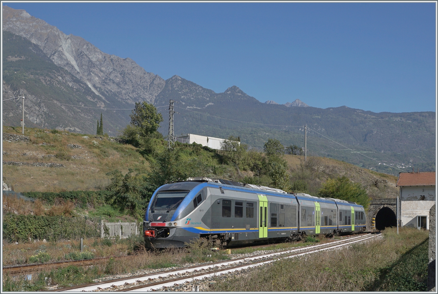 Der FS Traniatlia Minuetto MD Aln 501 051 erreicht den Bahnhof Chatillon Saint Vincent im Aostatal. 

11. Okt. 2023