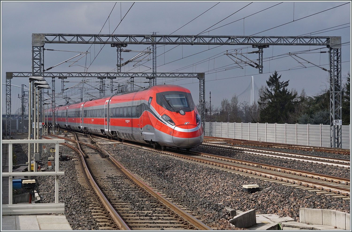 Der FS Treniatalia ETR 400 010 auf dem Weg als Frecciarossa 1000 9624 von Roma nach Milano wurde vom ETR 500 037 etwas ausgebremst, und so fährt er etwas weniger schnell durch die Station von Reggio Emilia AV. 

14. März 2023